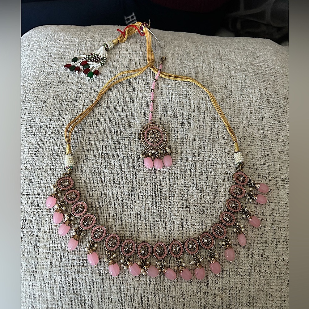 NWT! Elegant Indian Kundan set with matching Maang Tikka
